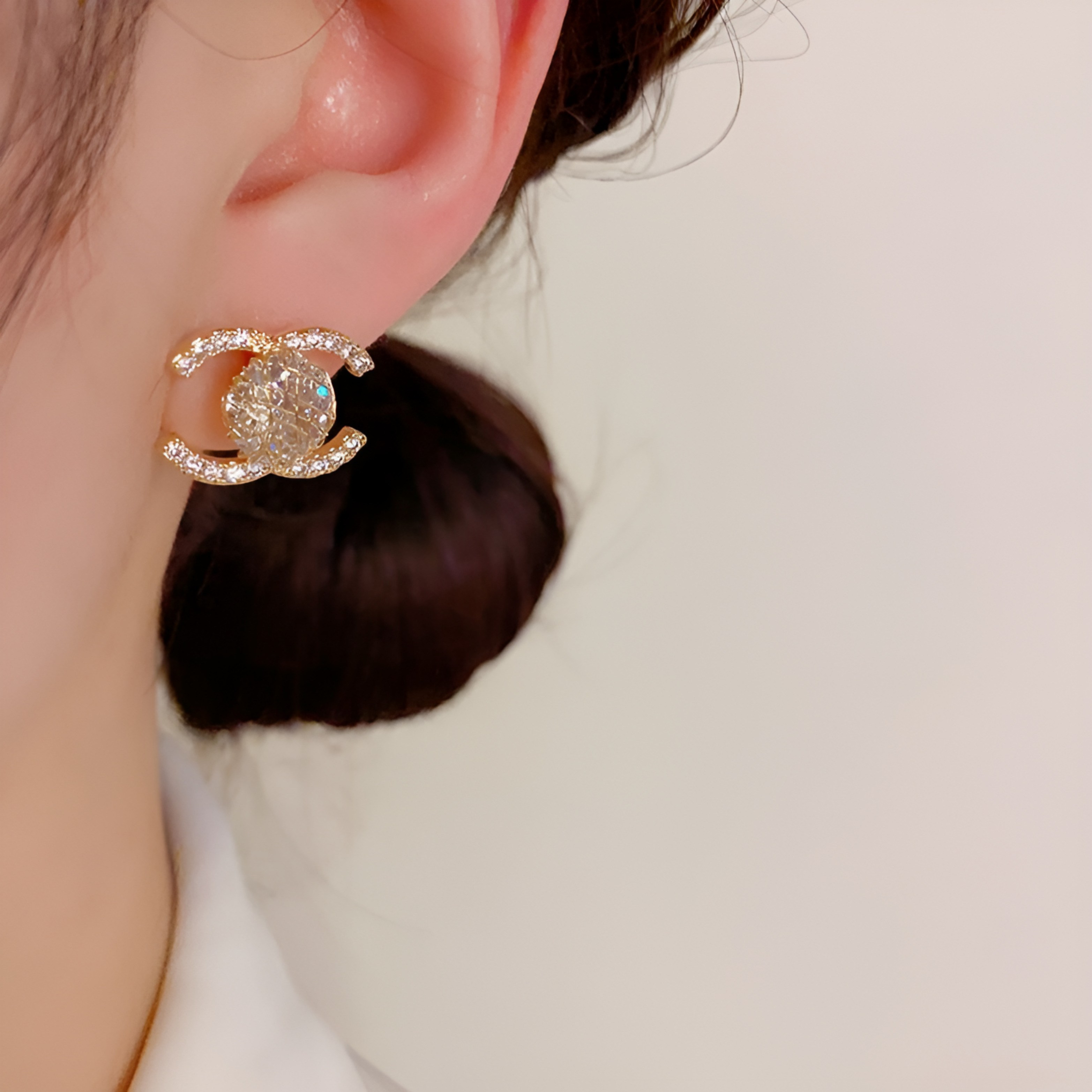 트렌디고 여성 14k 도금 큐빅 포인트 럭셔리 CC라인 써지컬 귀걸이 19,500원