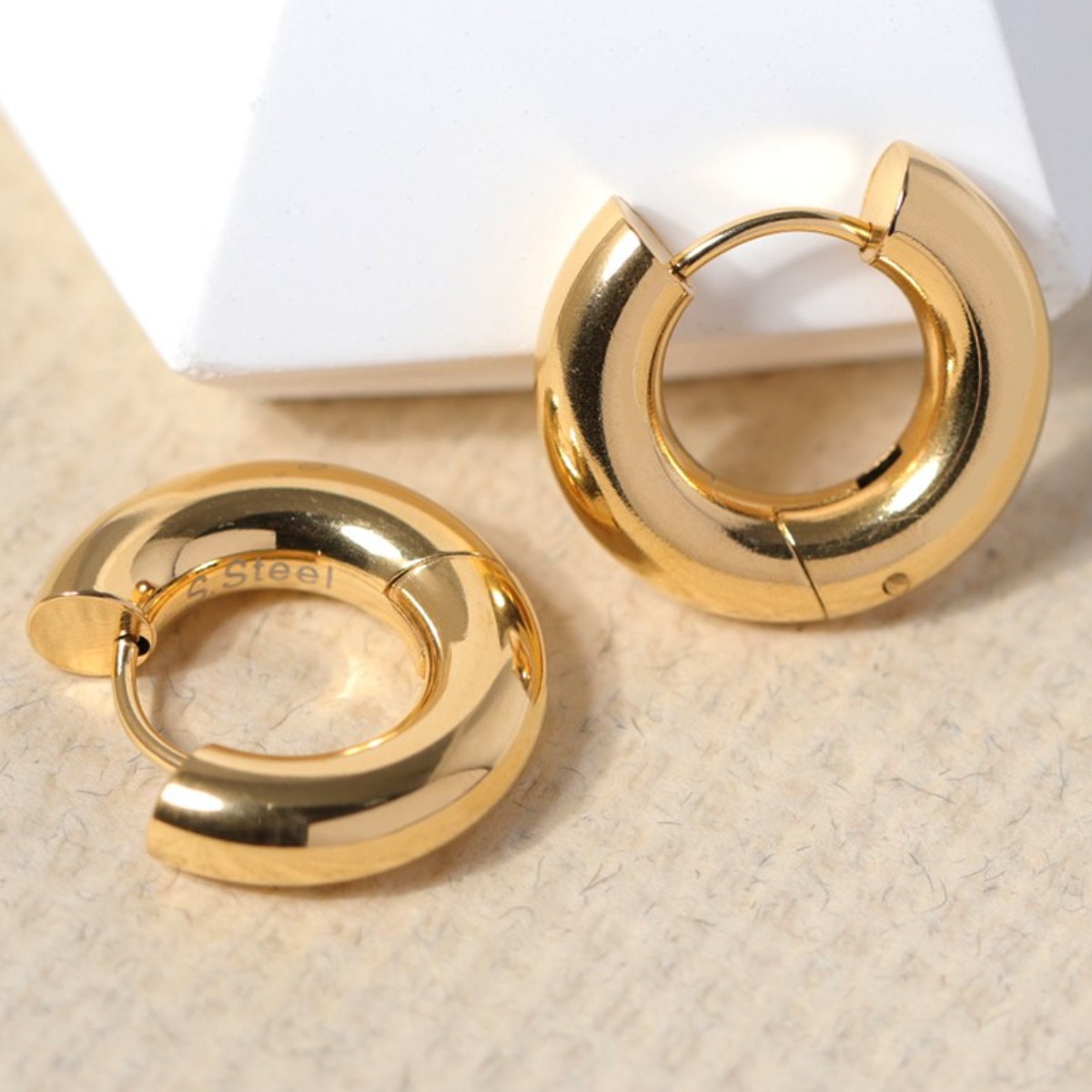 VARAM [한쌍] 써지컬316L스틸 볼드 원터치 링귀걸이 12,900원