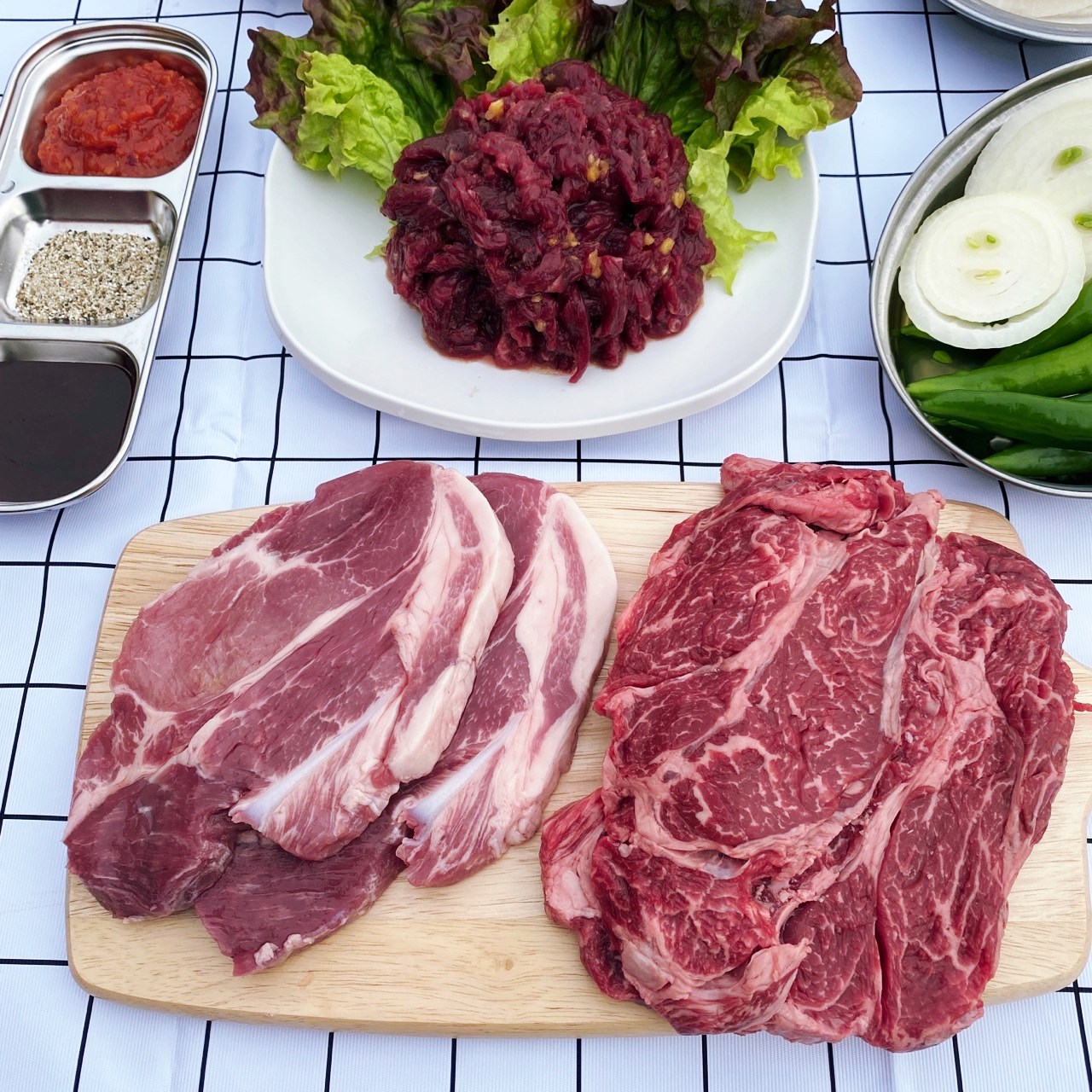 [캠핑모듬세트]소고기 등심300g+한돈삼겹살300g+육회200g 소스제공 43,000원