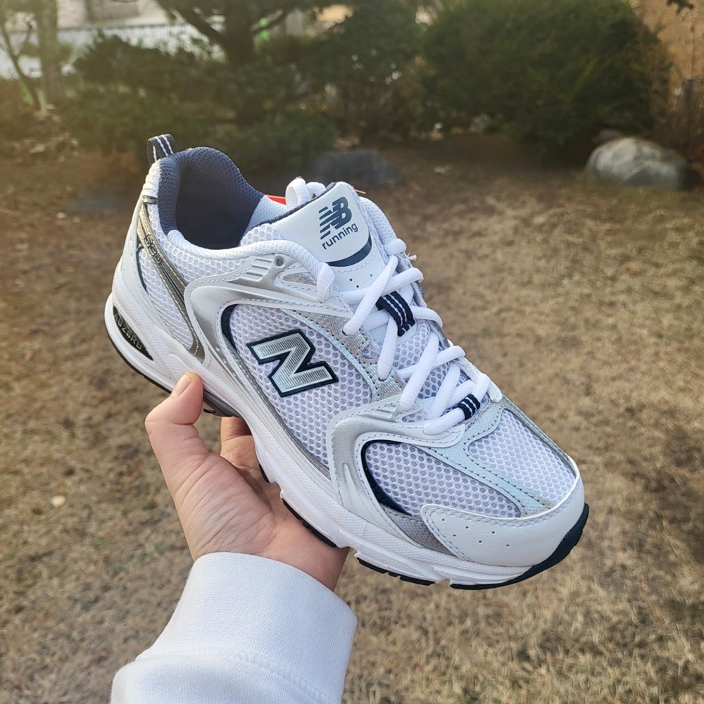 국내매장판 뉴발란스 530 화이트 129,000원