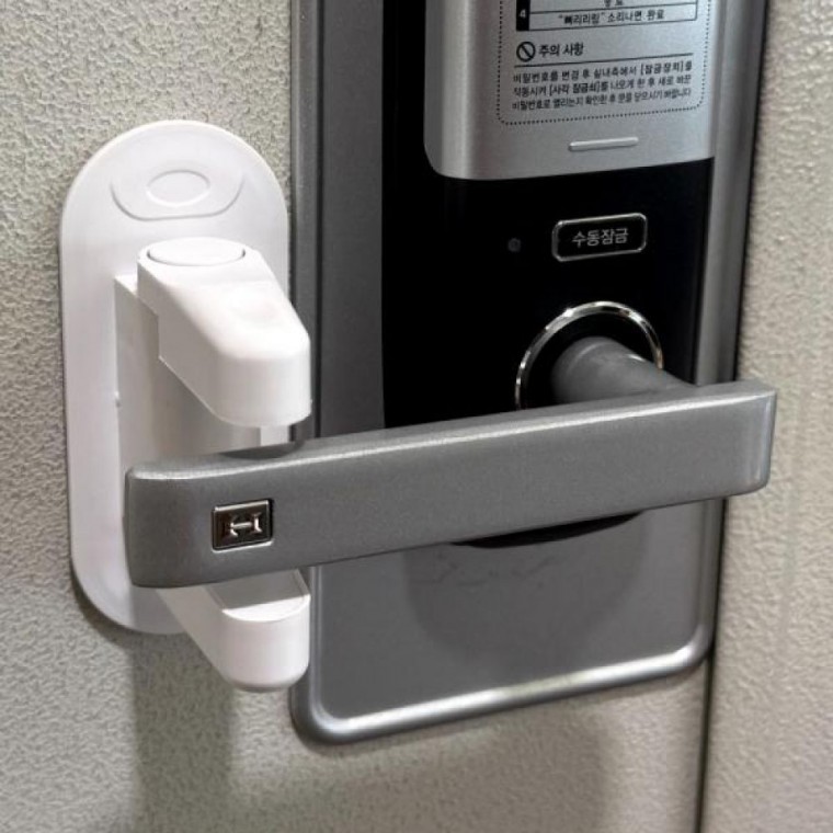 우리아이 빗장쇠탱크 안전고리 이중잠금장치 보완 겉쇠 문걸쇠 현관문 보조 장치 3LOCKS 13,640원