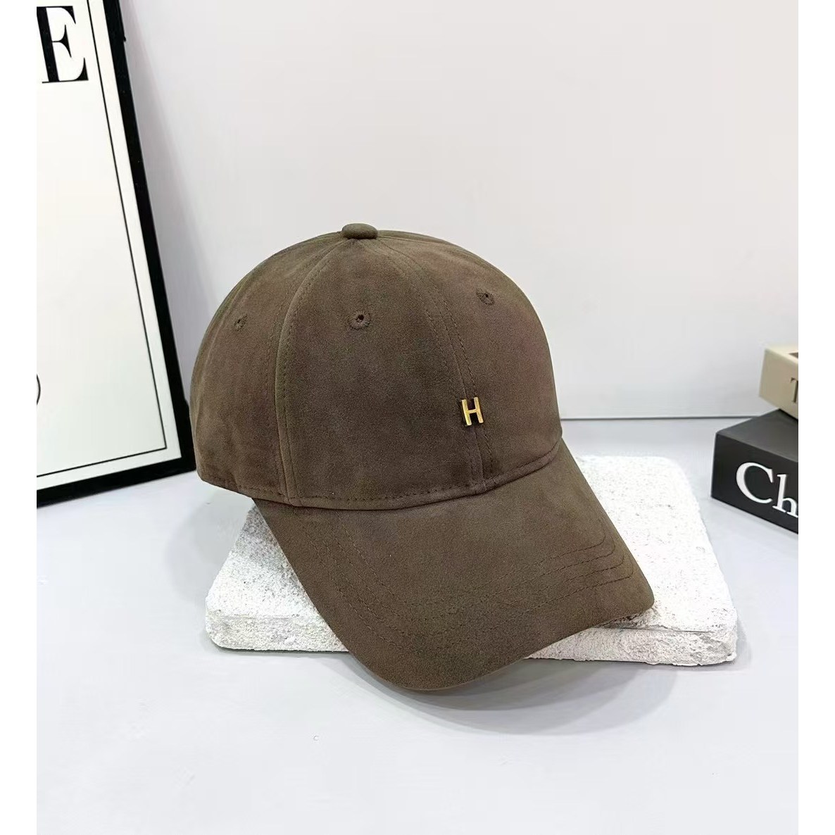차차앤코 남녀공용 프리미엄 스웨이드 야구모자 골드H로고 오버핏 볼캡 28,900원
