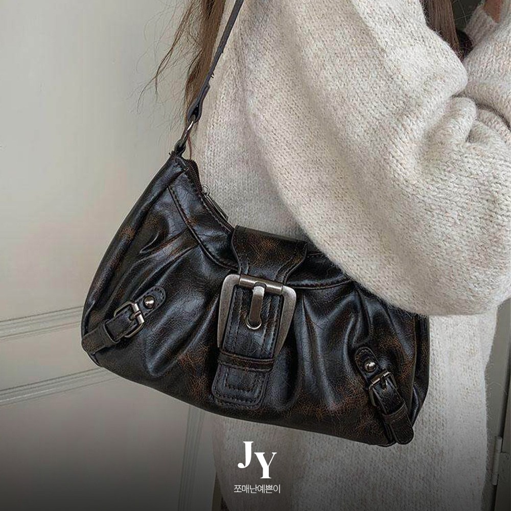 쪼예 데일리 빈티지 레더 힙무드 셔링 버클 숄더백 14,310원