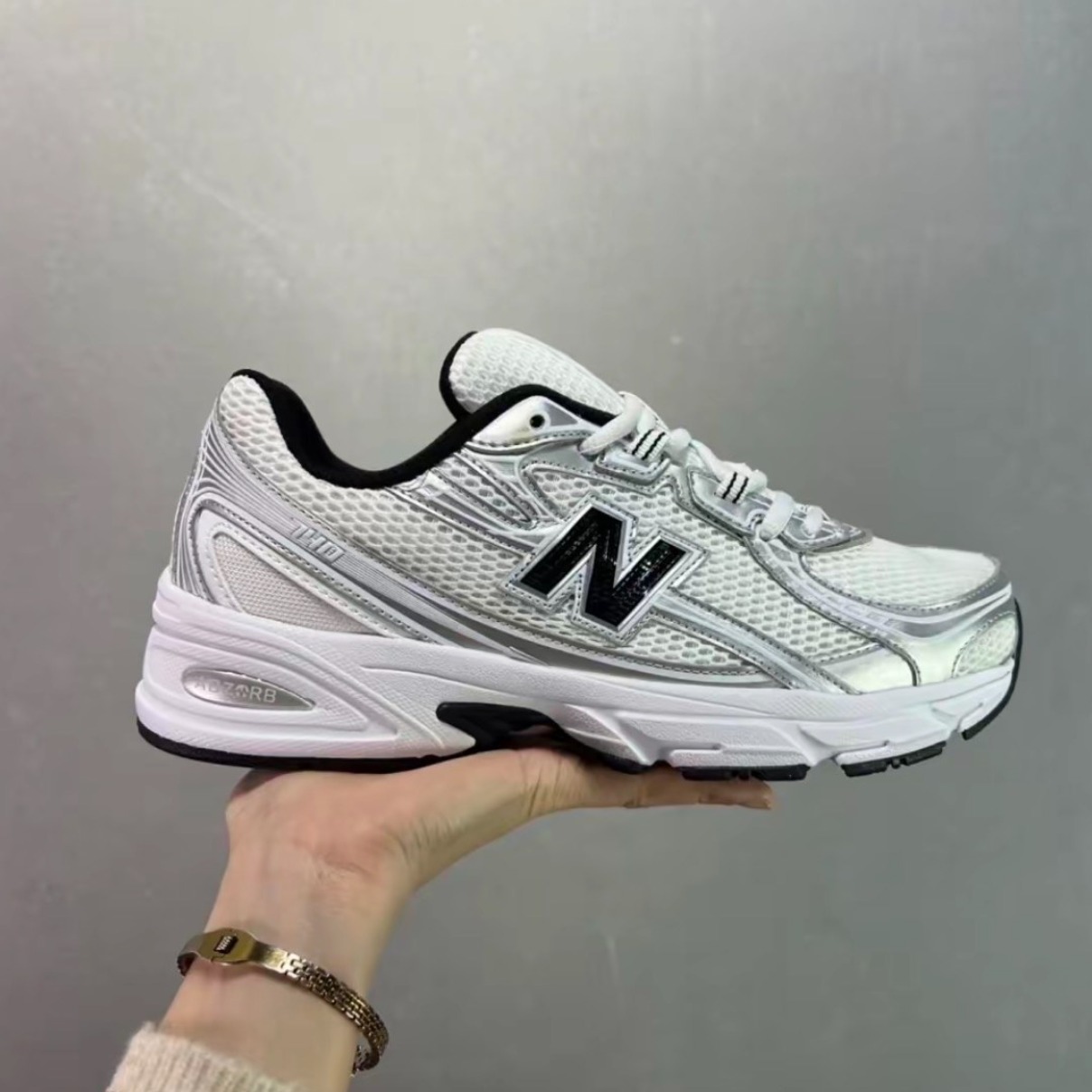 뉴발란스 여성 운동화 740 화이트 블랙 런닝화 편한신발 데일리 스니커즈 굽있는운동화 키높이운동화 156,200원