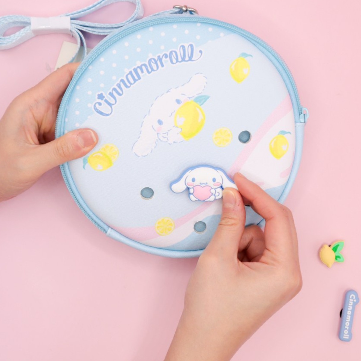 코지24 산리오 시나모롤 크로스백 슈즈참으로 스스로 꾸미는 나만의 폰가방 작은 미니백 - 장식 파츠 3개 포함 13,800원