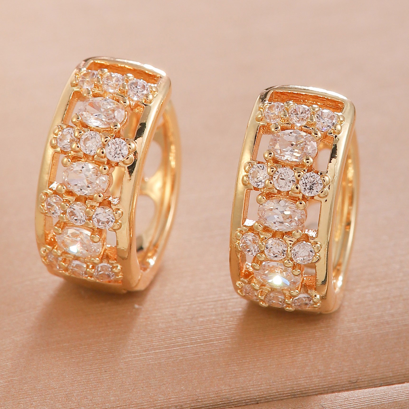 Romlove 18k 도금 s925 오밀조밀한 큐빅 귀걸이 여성 패션 미니멀 고급스러움 기하학 귀걸이 LT-SP018 69,990원