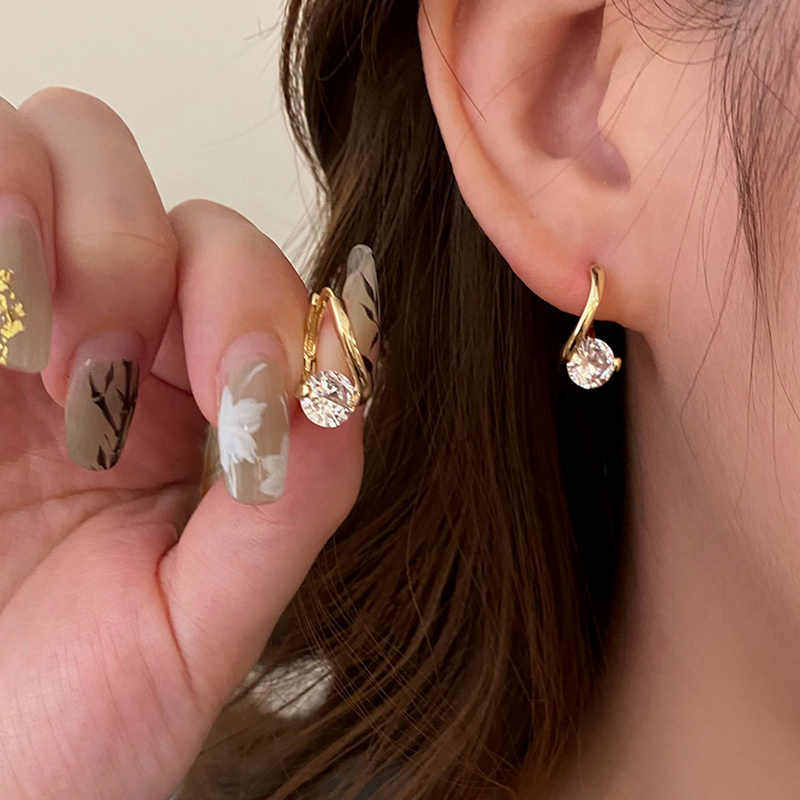 NXNA GRA 인증서 14K 골드 크로스 이어링 여 엑설런트등급 모이사나이트 5A 지르콘 언밸런스 이어링 기품이 고급스러운 라이트 럭셔리 이어링 도금 CS-ED043 59,800원