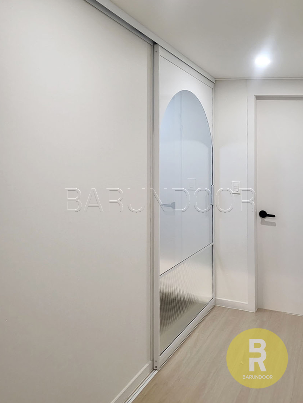 39번 원슬라이딩중문 아치형 유리분할형 화이트 투명 모루세로강화유리 // 현관중문,시공비포함,소음차단,반려견안전,맞춤제작,아파트빌라중문 1,060,000원