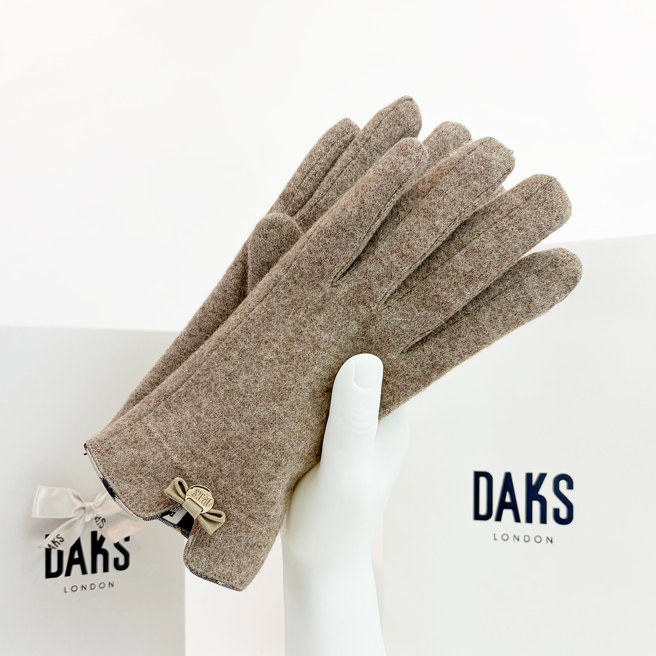 [매장정품] 닥스 여성 모직 시그니처 장갑 선물포장 쇼핑백 35,000원