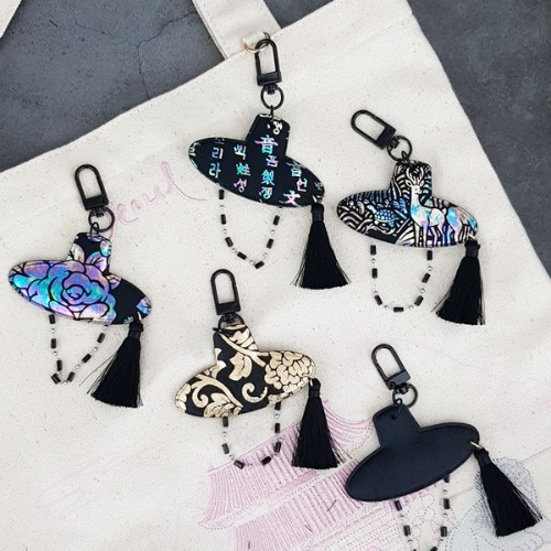 국내제작 2개) 자개무늬 갓키링 Kpop 갓장식 굿즈 외국인선물 전통 박물관 굿즈 한국관광기념품 13,900원