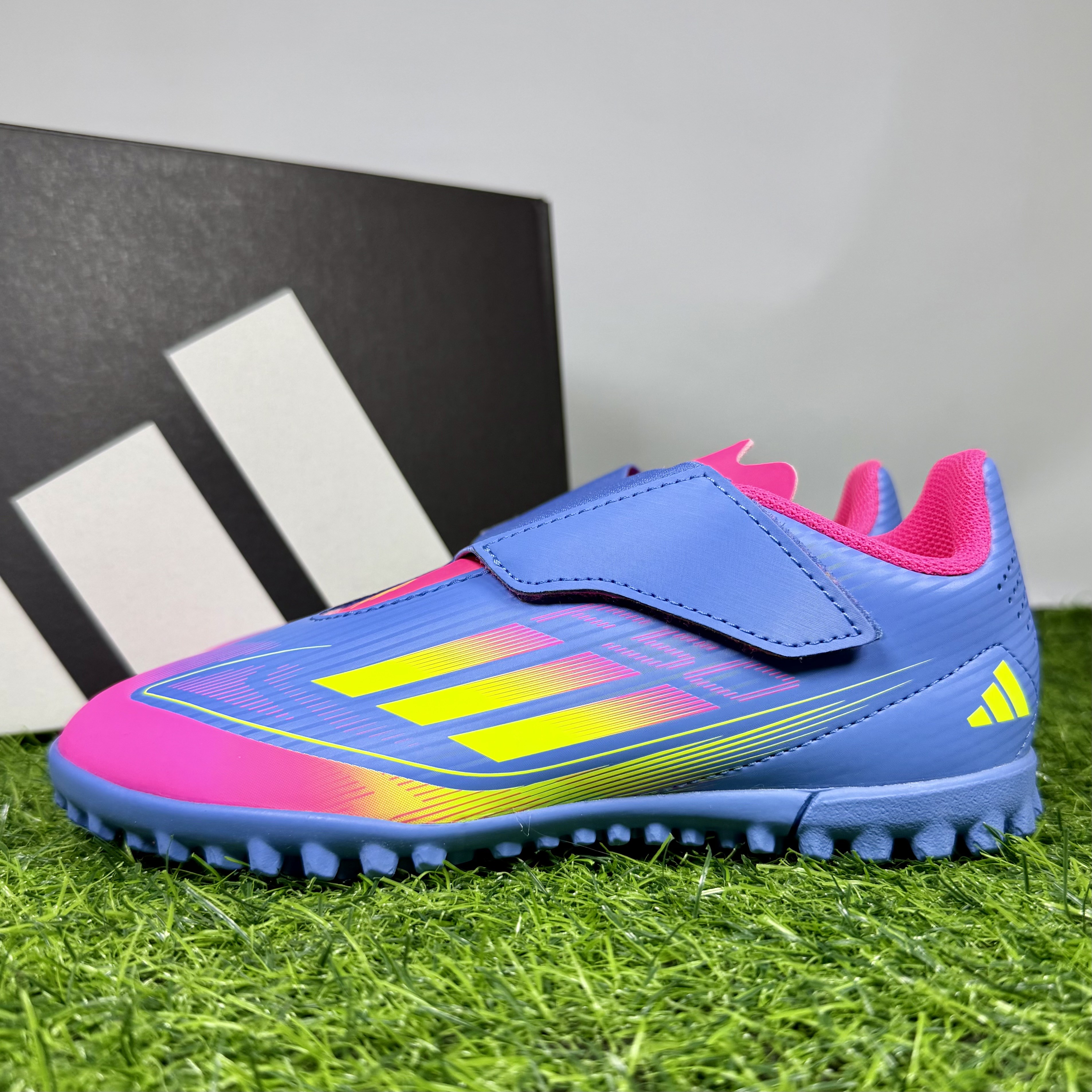 아디다스 주니어 축구화 F50 클럽 벨크로 TF 끈없는 찍찍이 맨땅용 인조잔디용 키즈 어린이 풋살화 50,000원