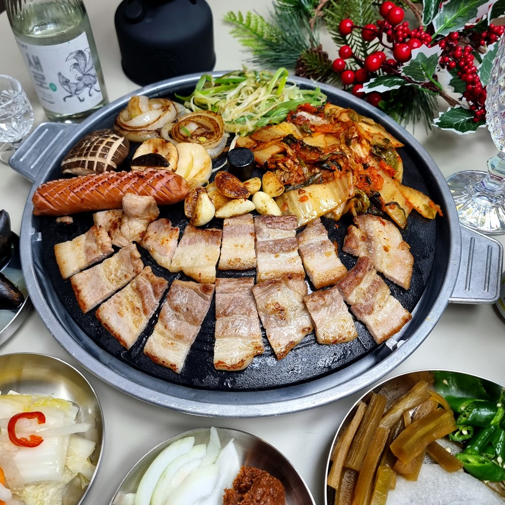 주방애몰 맥반석 코팅 무쇠 솥뚜껑 물받이포함 삼겹살 야외 캠핑용 업소용 솥뚜껑불판 구이팬 쭈꾸미 고기 팬 35,500원