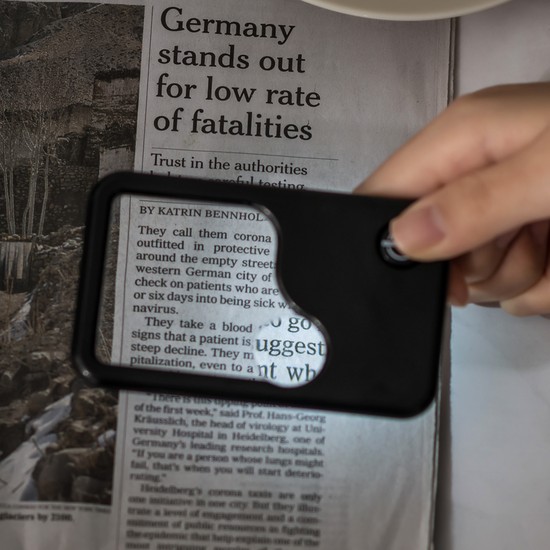 LED 카드형 휴대용 돋보기 확대경 7,900원