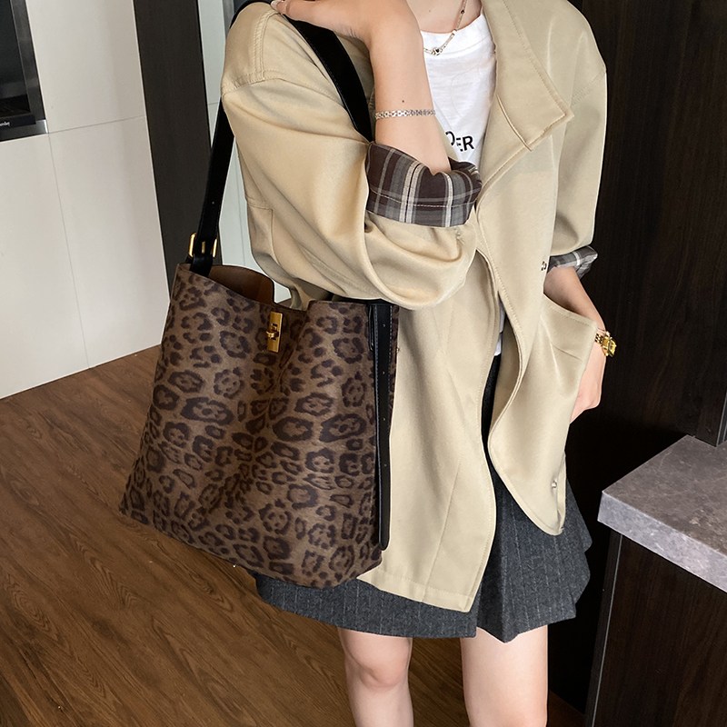 SSINGYUN 여성 가벼운 대용량 3way 레오파드 스웨이드 크로스백 숄더 토트백 17,800원