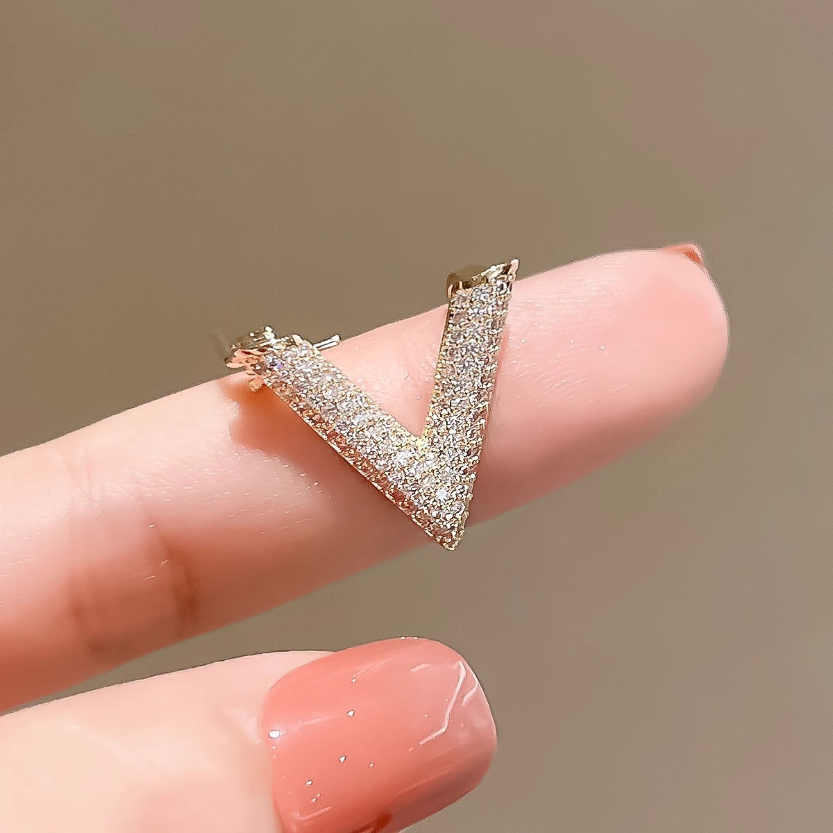 NXNA 도금 14k 일한 브이라인 브로치 여 여름 워머 버클 고정 옷 세련된 브로치 포인트 성별 니들 커플 악세사리 XYL-XZ003 46,000원