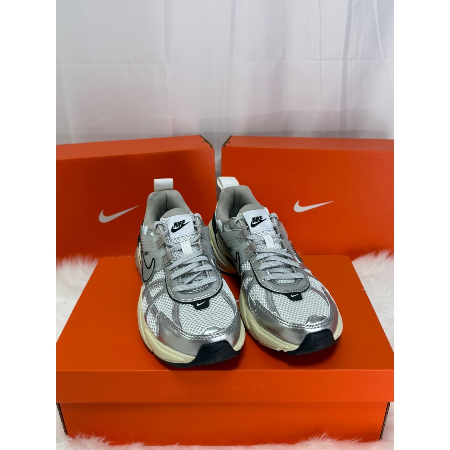 나이키 우먼스 V2K 런 서밋화이트 메탈릭실버 FD0736-100 144,000원