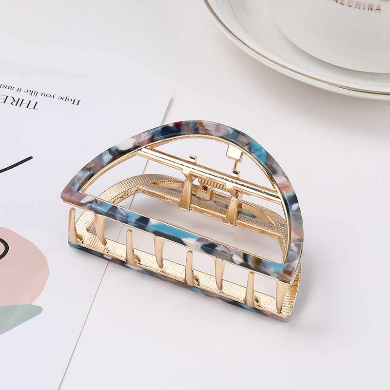 수스다 반달모양 프랑스 마블링 레오파드 메탈 프레임 반 올림머리 집게핀 6.8cm 4,350원