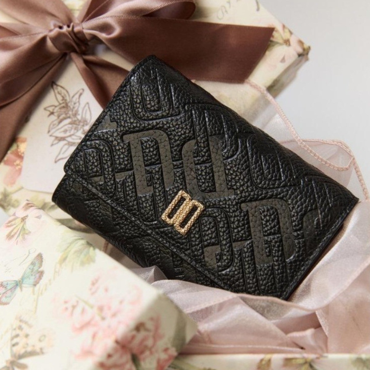 닥스 [플랜스토리] 닥스가죽지갑, 엄마선물, 백화점정품,선물포장  블랙 로고패턴 소가죽 중지갑 (WCWA4F528BK) 106,580원