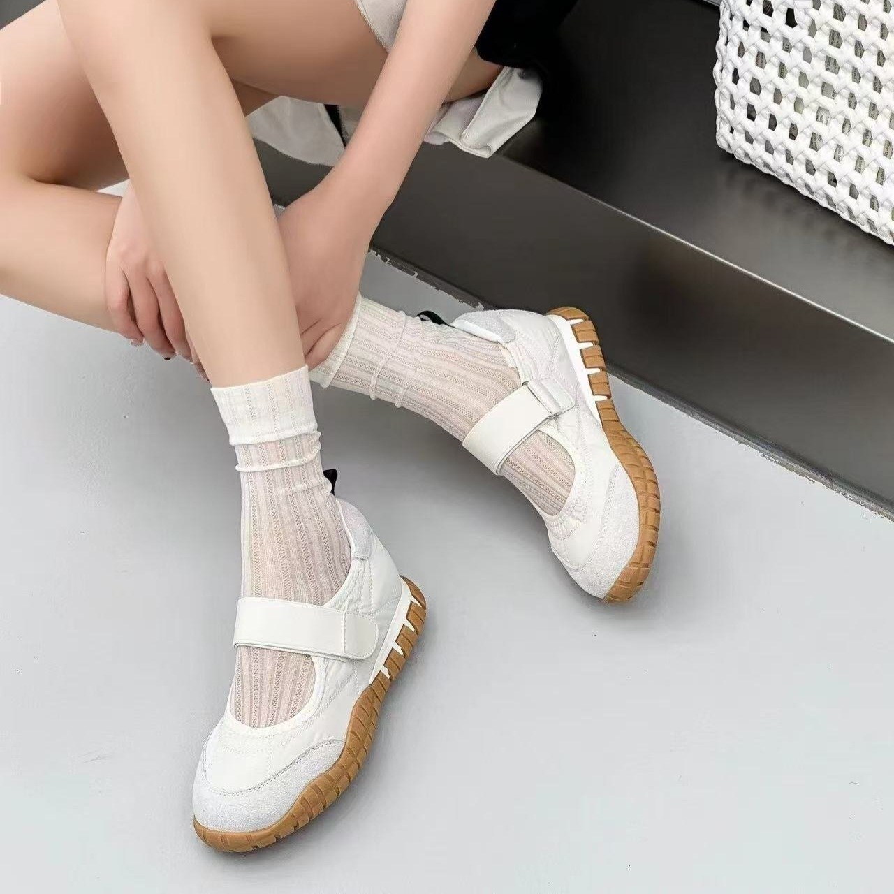 블랑쉬엘 여성 봄신상 소가죽 콤비 밴딩 벨크로 퀼팅 메리제인 스니커즈 타이어창 2cm 누빔 라운드토 단화 55,500원