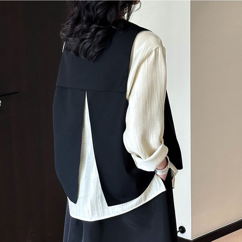 퀸앤조이 아델린 언발 백슬릿 조끼 62,800원