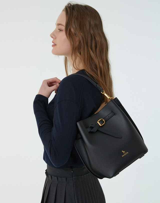 [국내매장팜] 헤지스 숄더백 블랙 벨트장식 소가죽 버킷백 WIBA4E155BK 303,420원