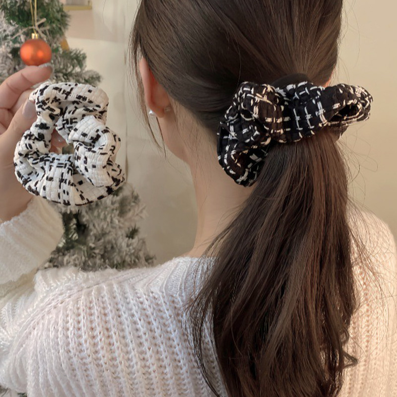 일호장신구 2개 세트 트위드 블랙 앤 화이트 체크 곱창밴드 스크런치 올림 머리 묶음 머리끈 9,780원