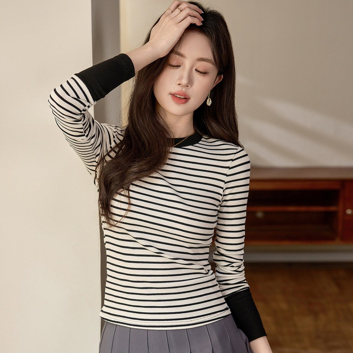 엘에프제트 여성 스트라이프 소매배색 라운드 긴팔티 24571 21,900원