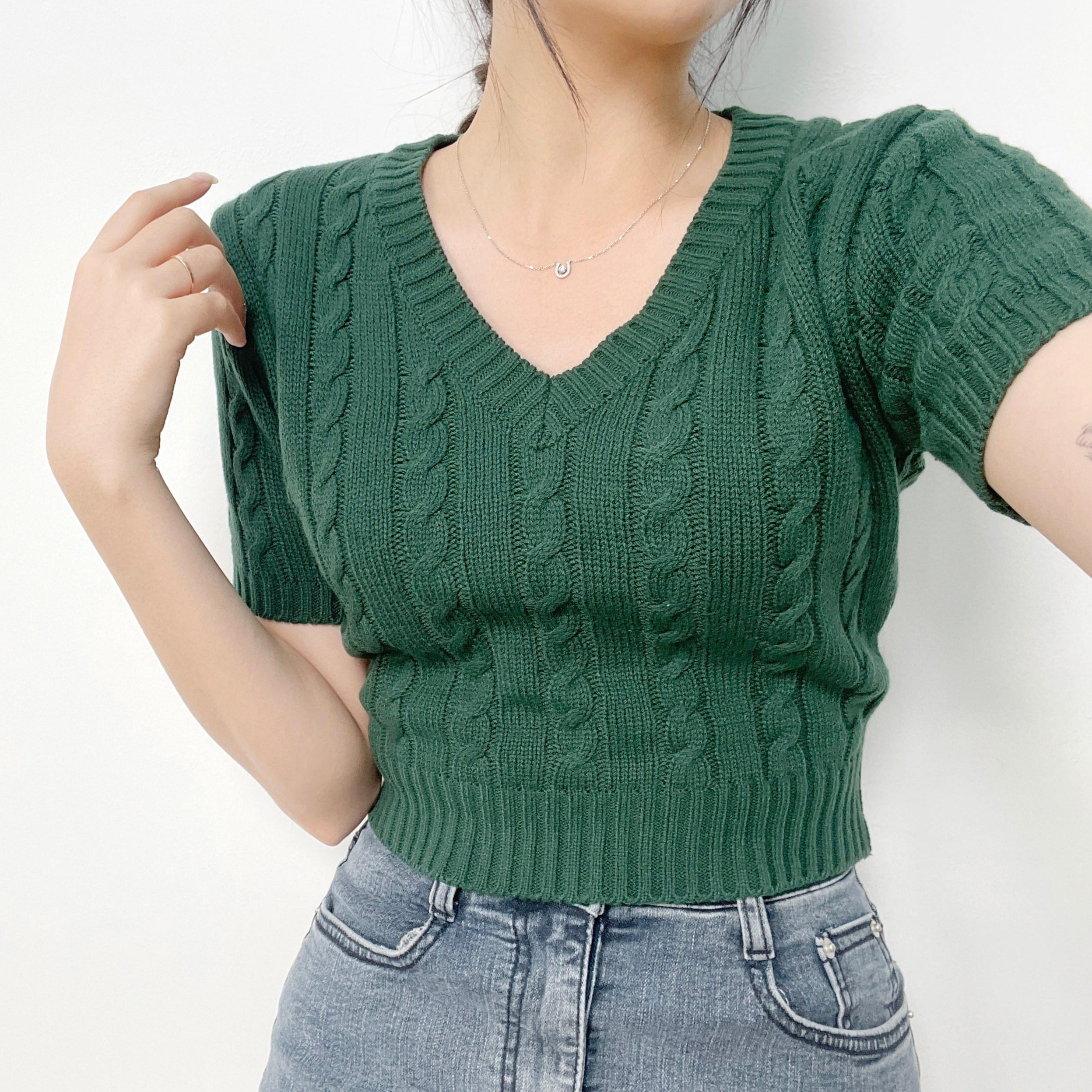 루웬 꽈베기 브이넥 세미 크롭 반팔 니트 28,500원