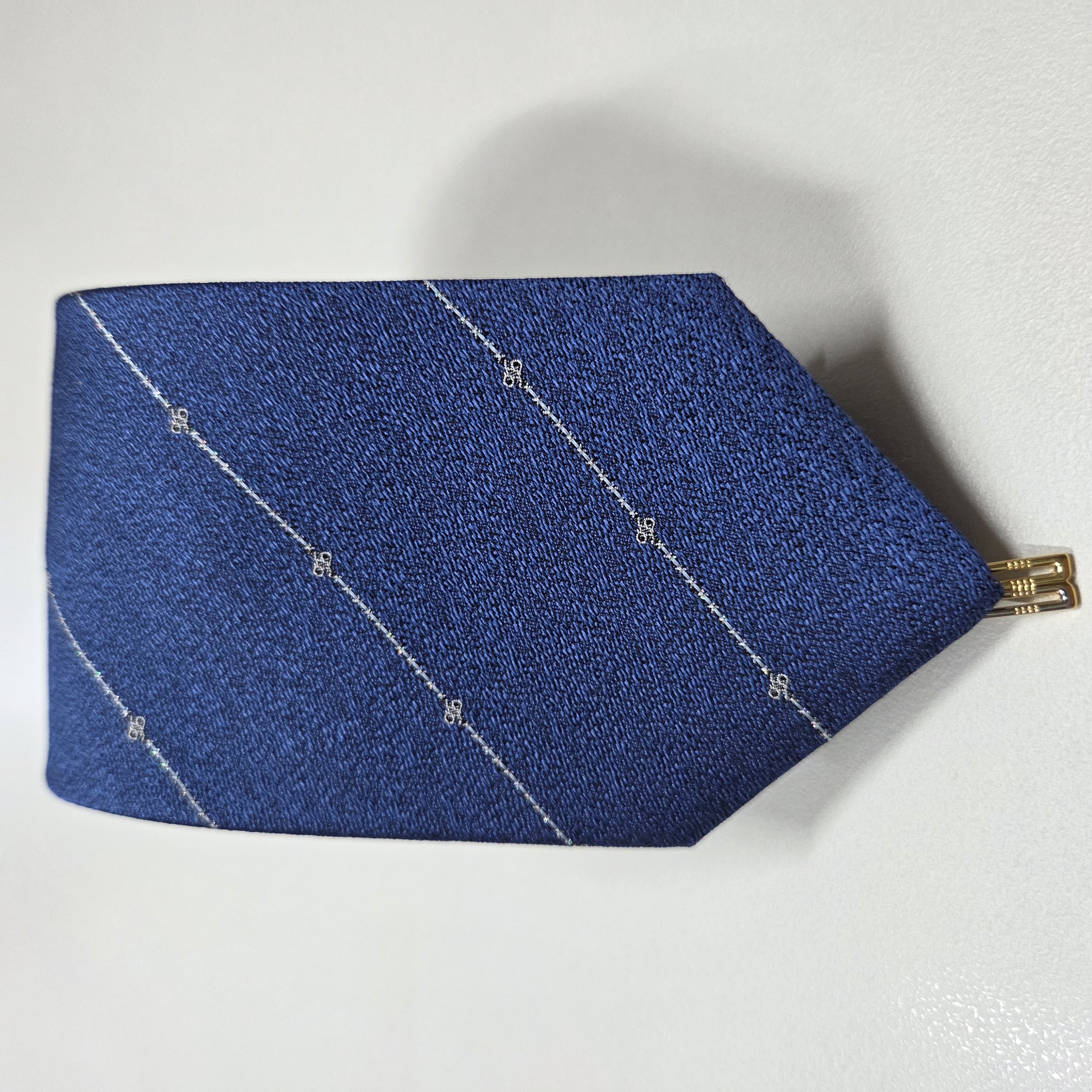 닥스셔츠 [26년SS신상품[무료배송][선물포장] 세련된 블루 컬러로 다양한 스타일에 매칭 가능한 사선 닥스로고 포인트 넥타이 111,200원