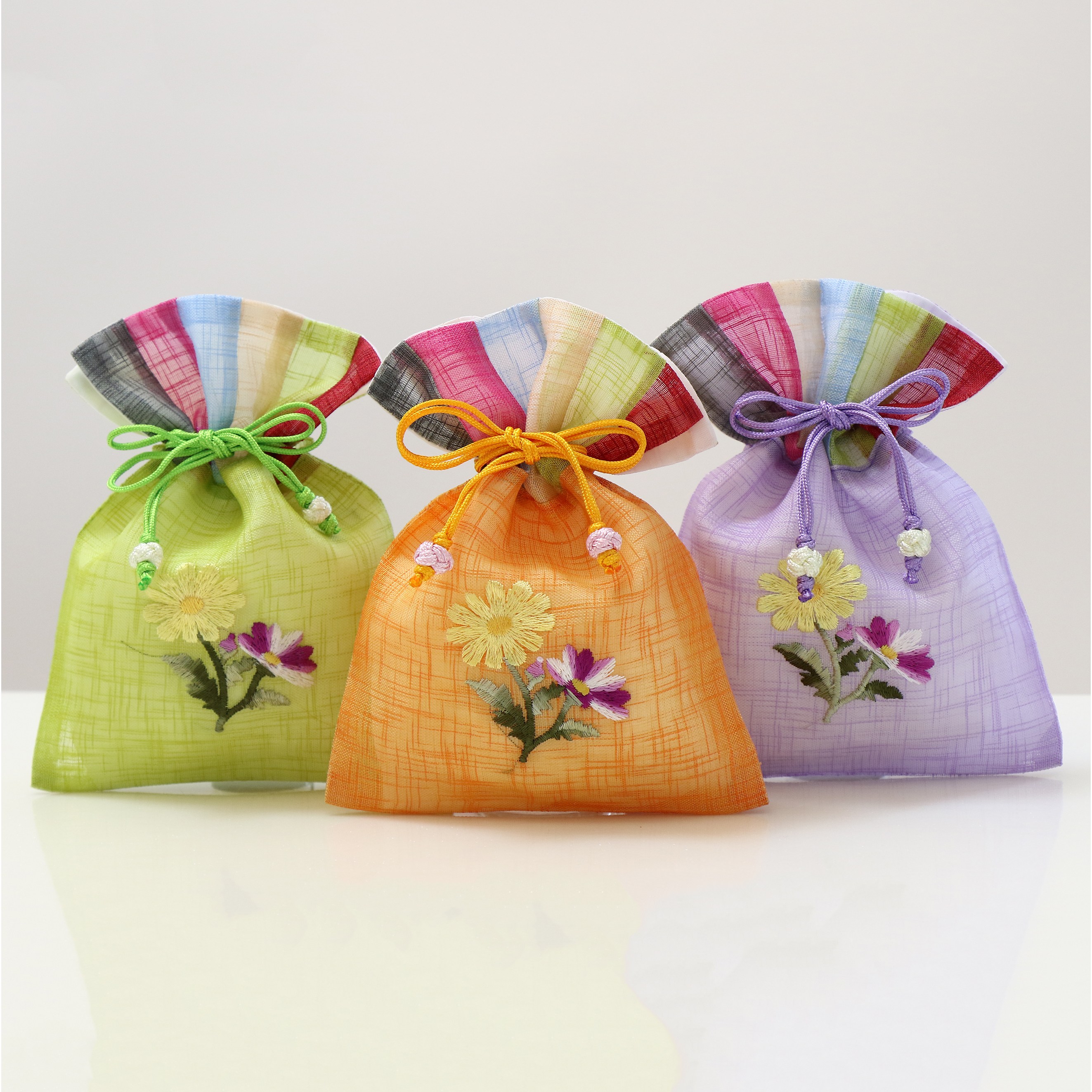봉봉러브 전통 모시 윗단 색동 꽃 복주머니 선물 답례품 어리니집 행사 이벤트 포장주머니, 1개, 랜덤발송 1,200원