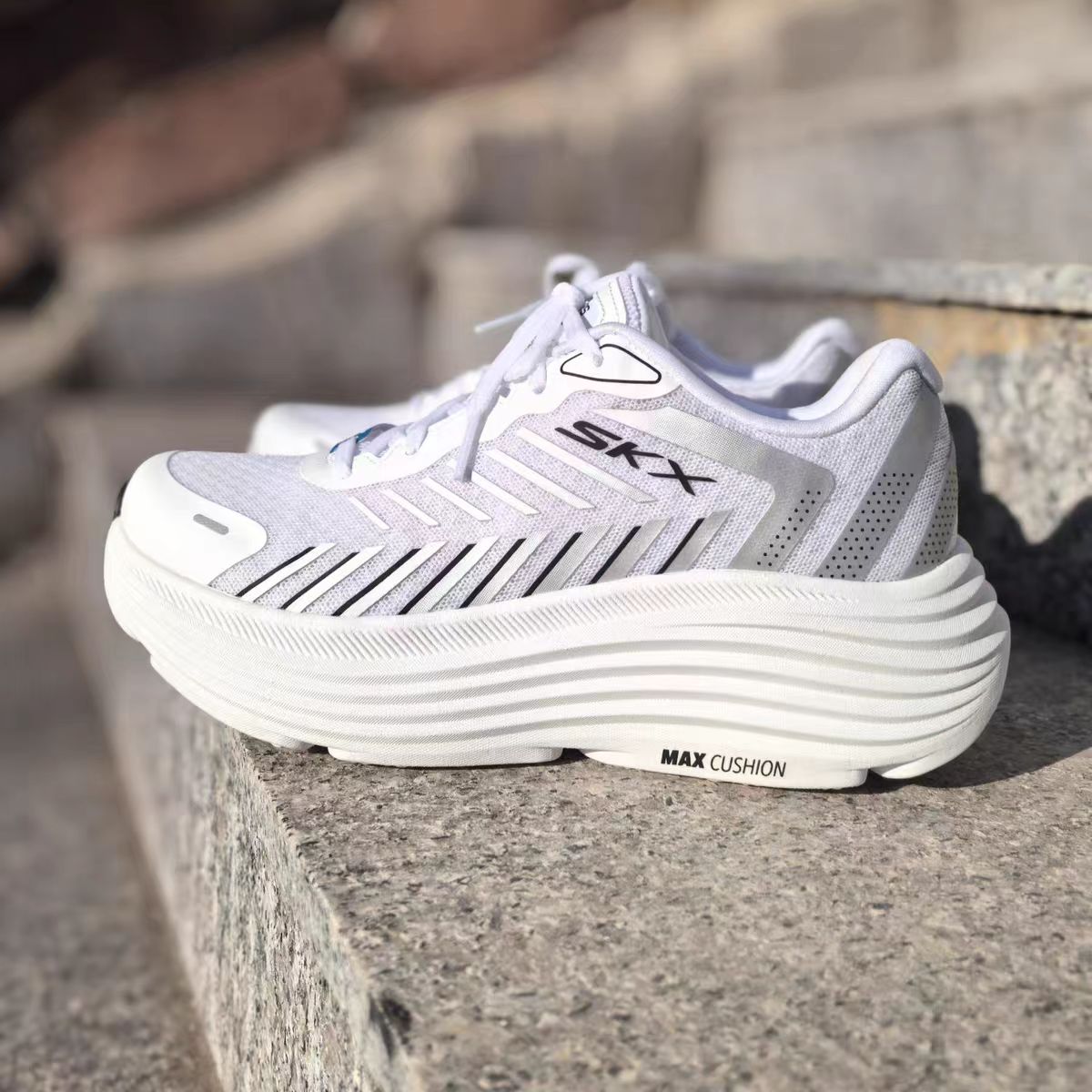 #해피데이#스케쳐스 여성용 초경량 고워크맥스쿠셔닝 키높이 캐주얼 운동화 129,000원