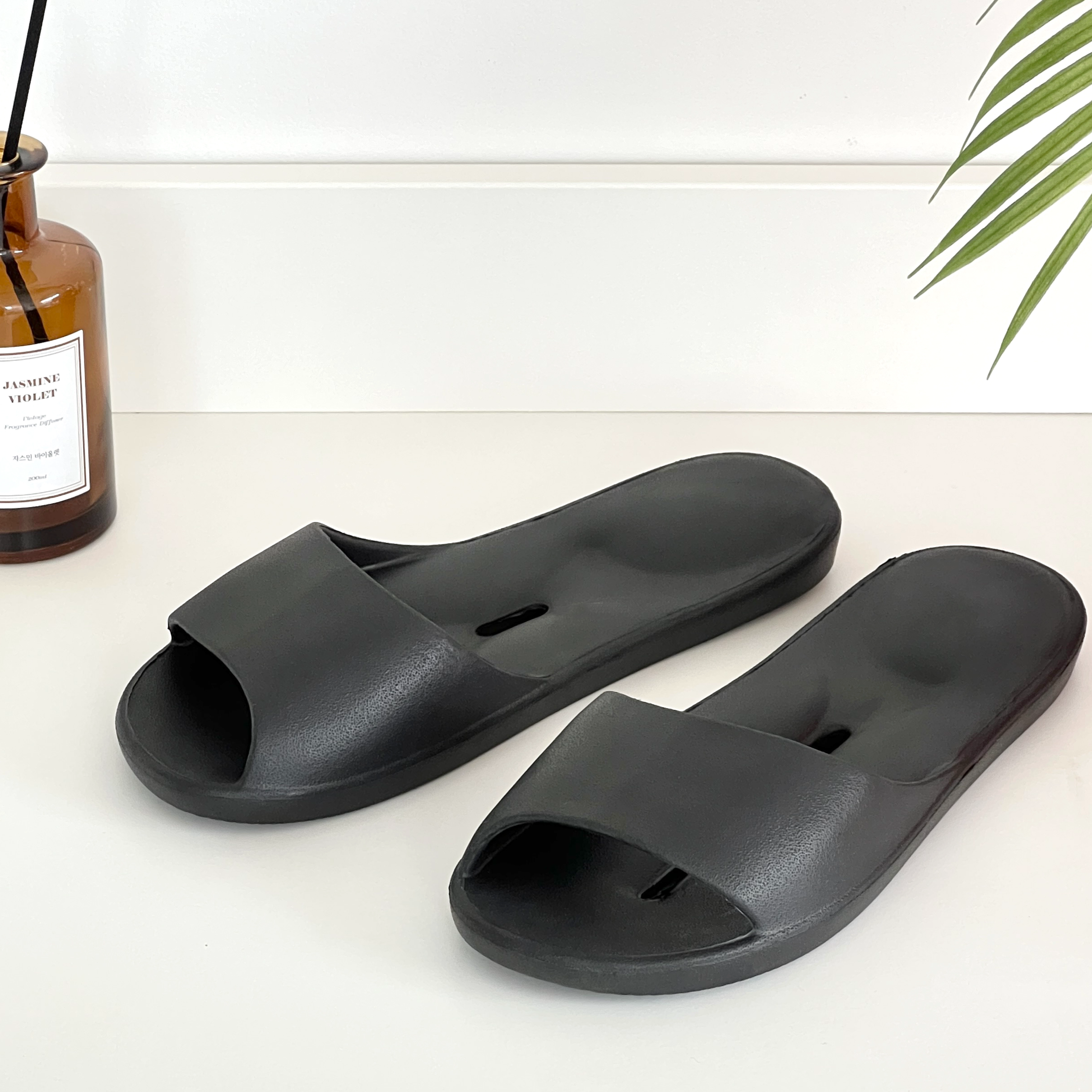 데일리루틴_문 걸림 스트레스 없는 플랫 욕실화, 블랙, 1개 15,900원