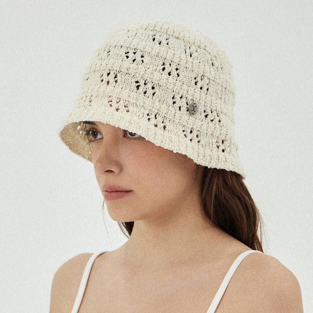 바잘 VA 커브드 오벌 메탈 플로럴 펀칭 니트 버킷햇 40,610원