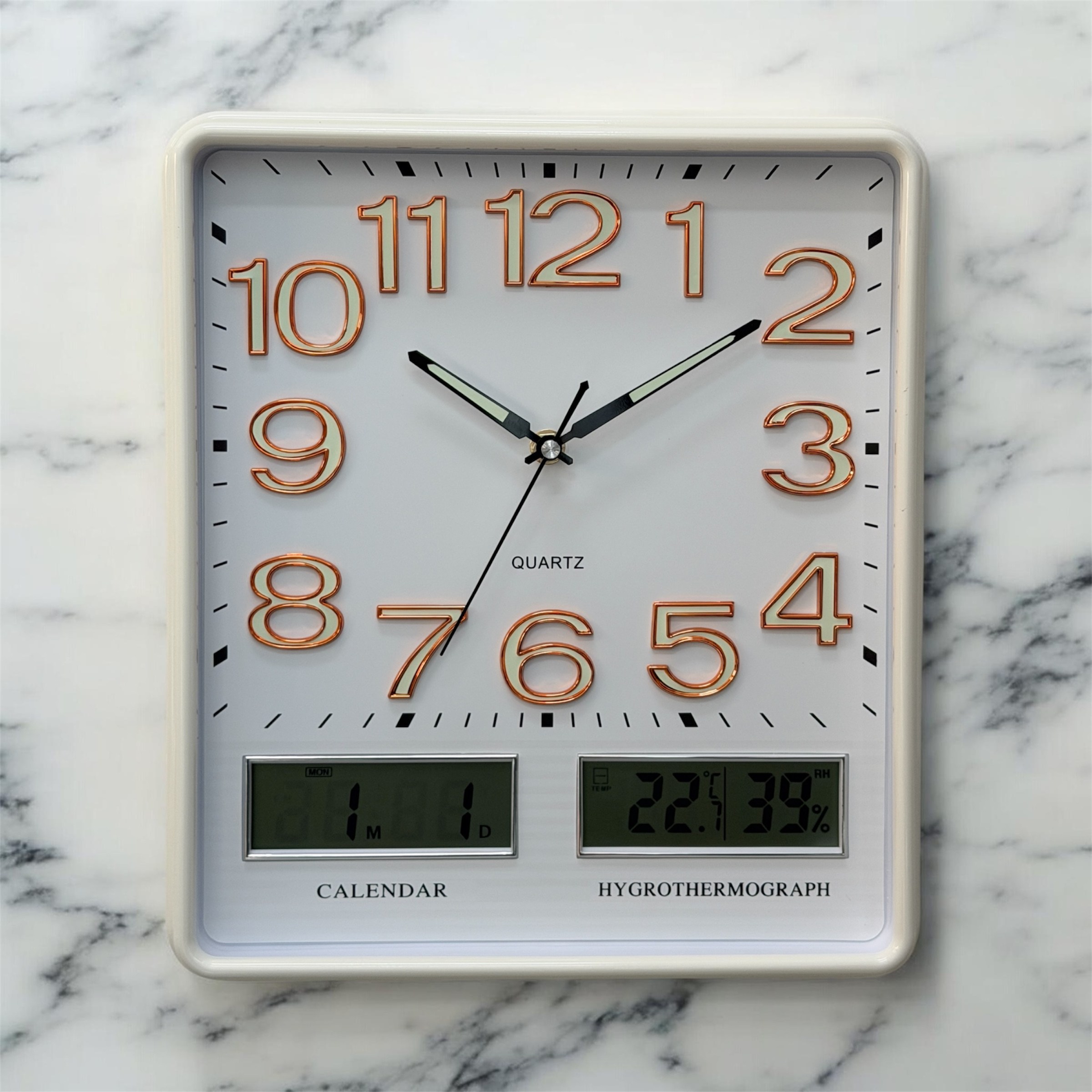 홈컴퍼니 무소음 사각 온도 습도 날짜 인테리어 건전지 야광 LCD 벽시계 34CM 49,700원