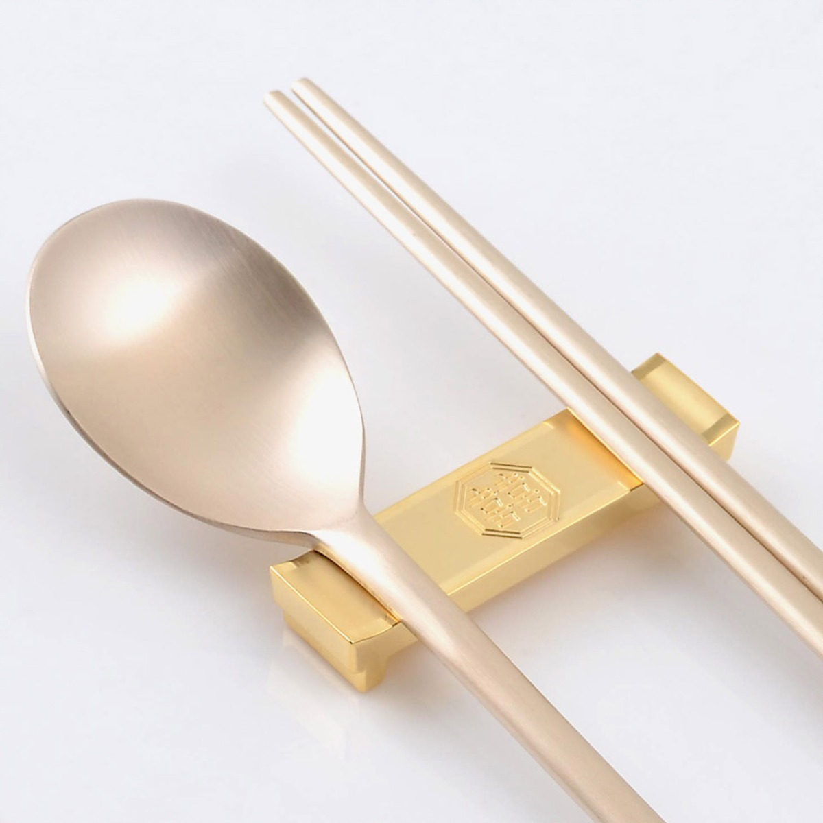 [H.jin 전통골드 수저받침 4개/5개 세트] 숟가락받침대 젓가락받침 외국인선물 결혼선물 집들이선물 수저받침대  젓가락받침대 수저받침세트 받침대세트 한식기 커트러리세트 32,000원