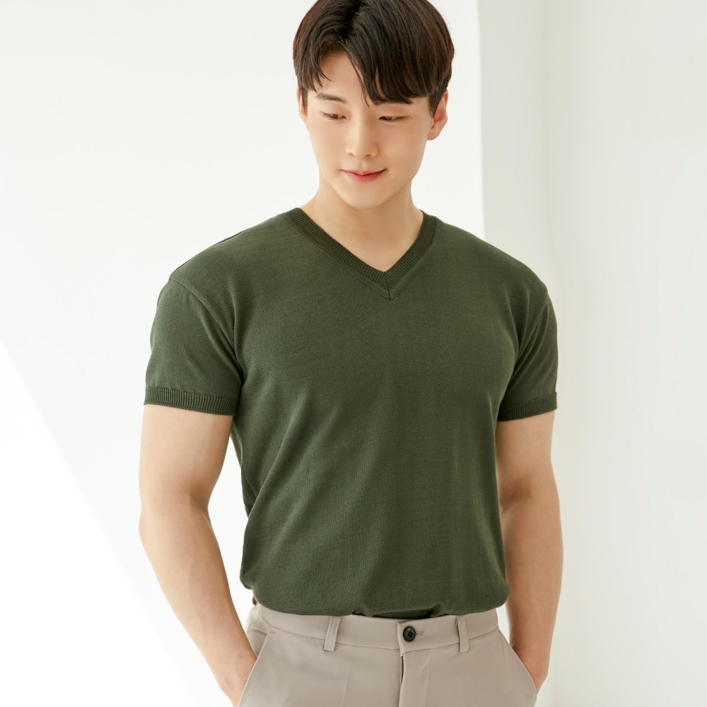 어깨 넓어보이는 남자 머슬핏 반팔 V넥 니트 34,900원
