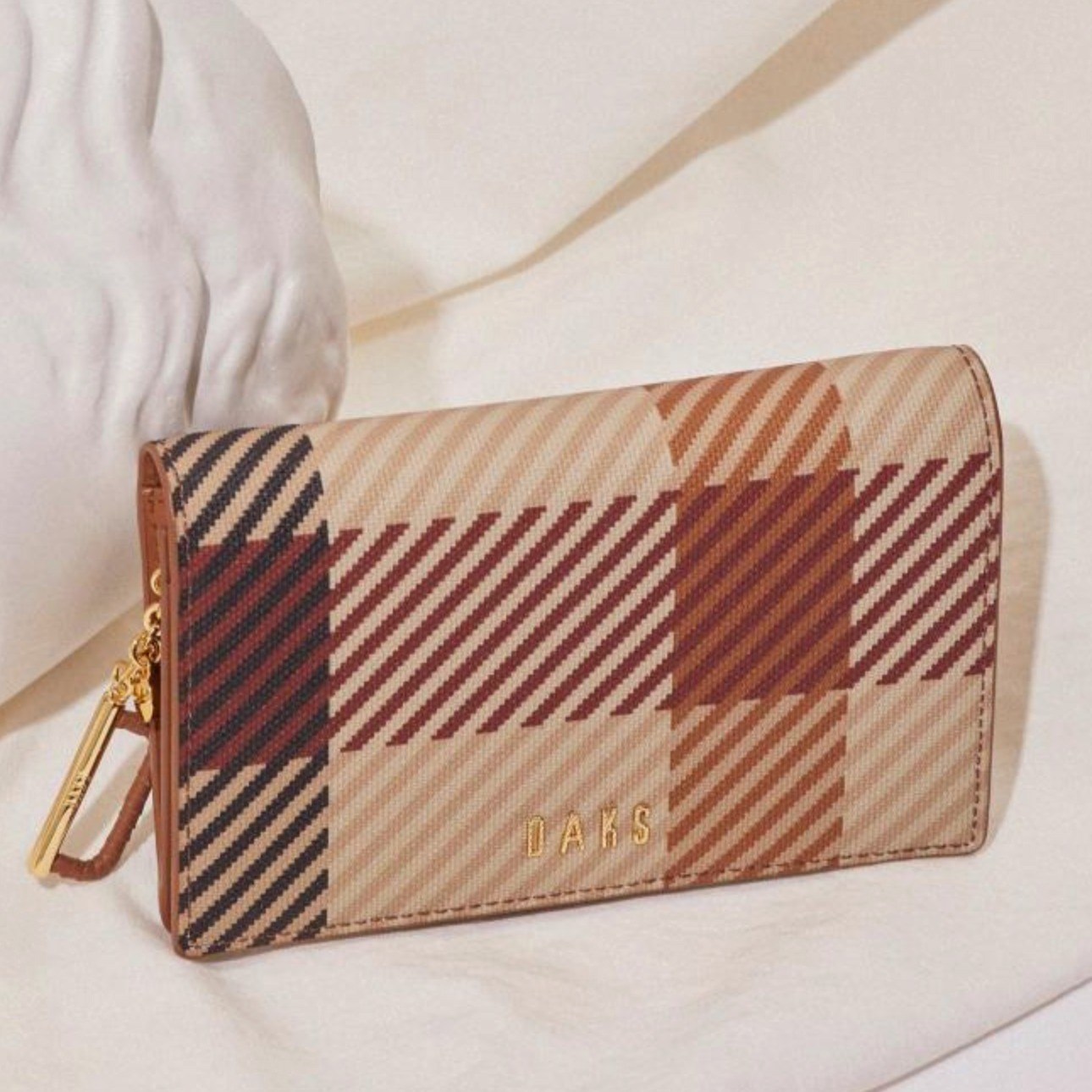 닥스 브라운 하우스체크 패턴 2단 중지갑 136,900원