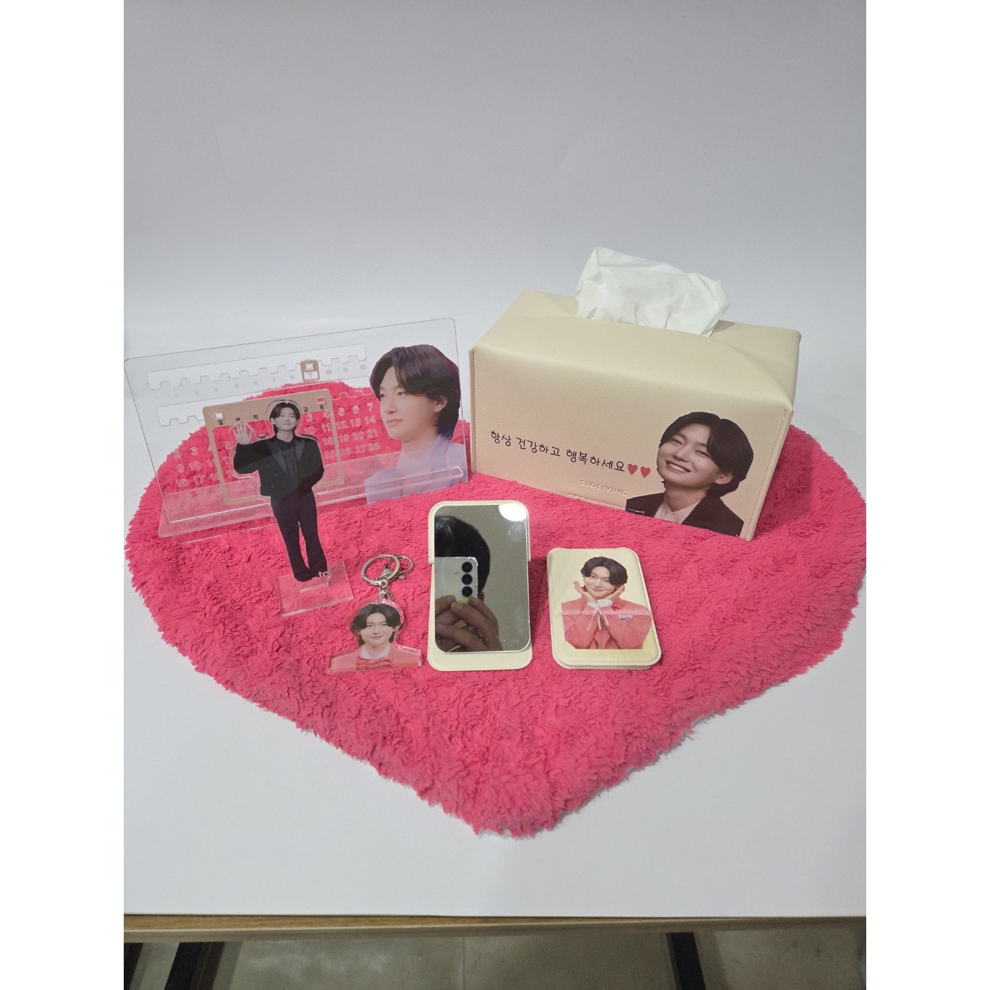 김용빈굿즈 실속세트(아크릴만년달력+각티슈커버+미니등신대+손거울+키링) 효도선물,연말선물,신년선물, 김용빈 실속세트 49,800원