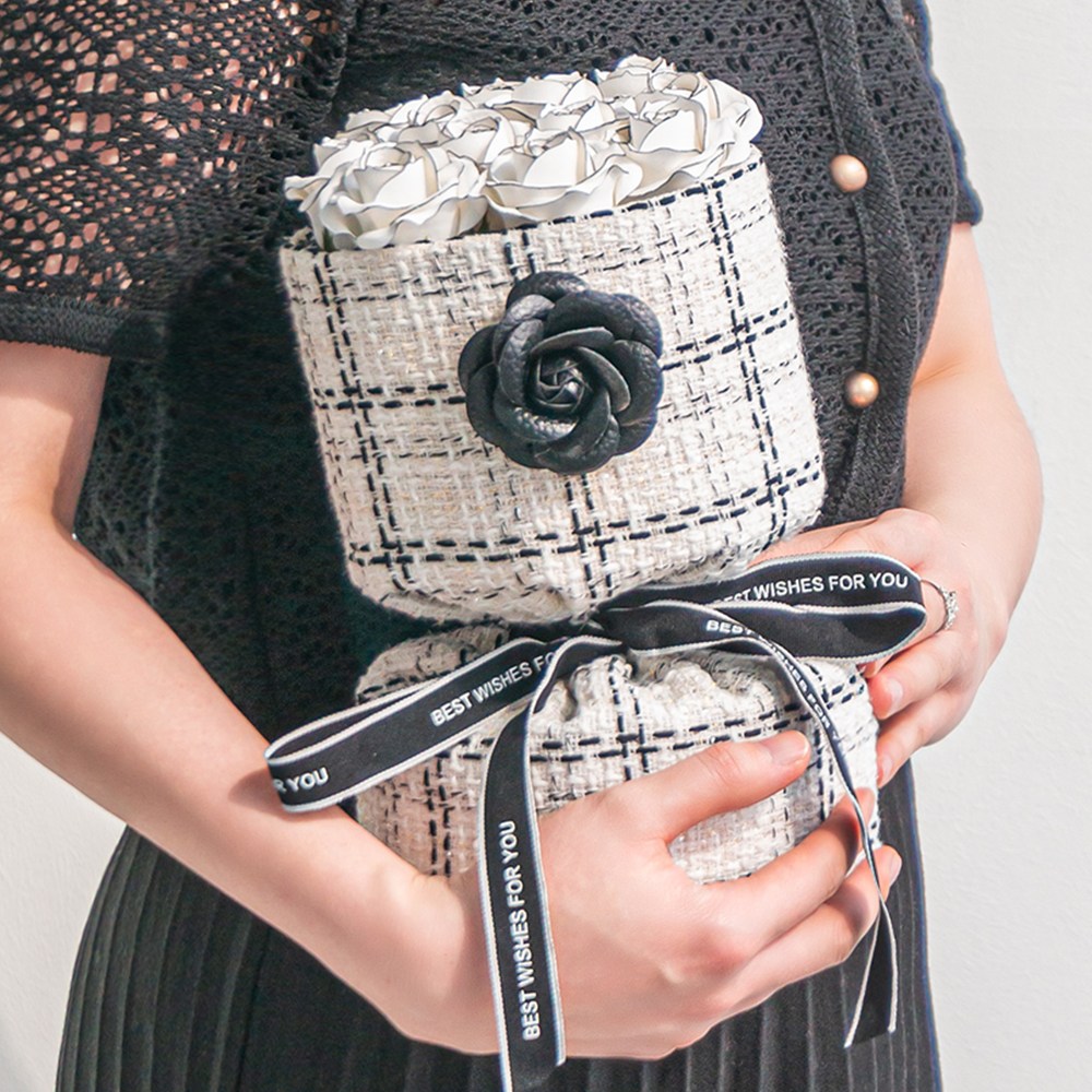 화예원 어버이날 기념일 고급 명품 라인 장미 LED 트위드 비누꽃다발 쇼핑백 선물 세트 28,500원