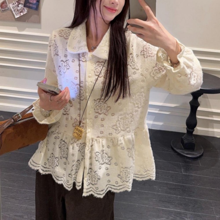 여성 루브핏 레이스 프릴 카라 플라워 펀칭 블라우스 84,030원