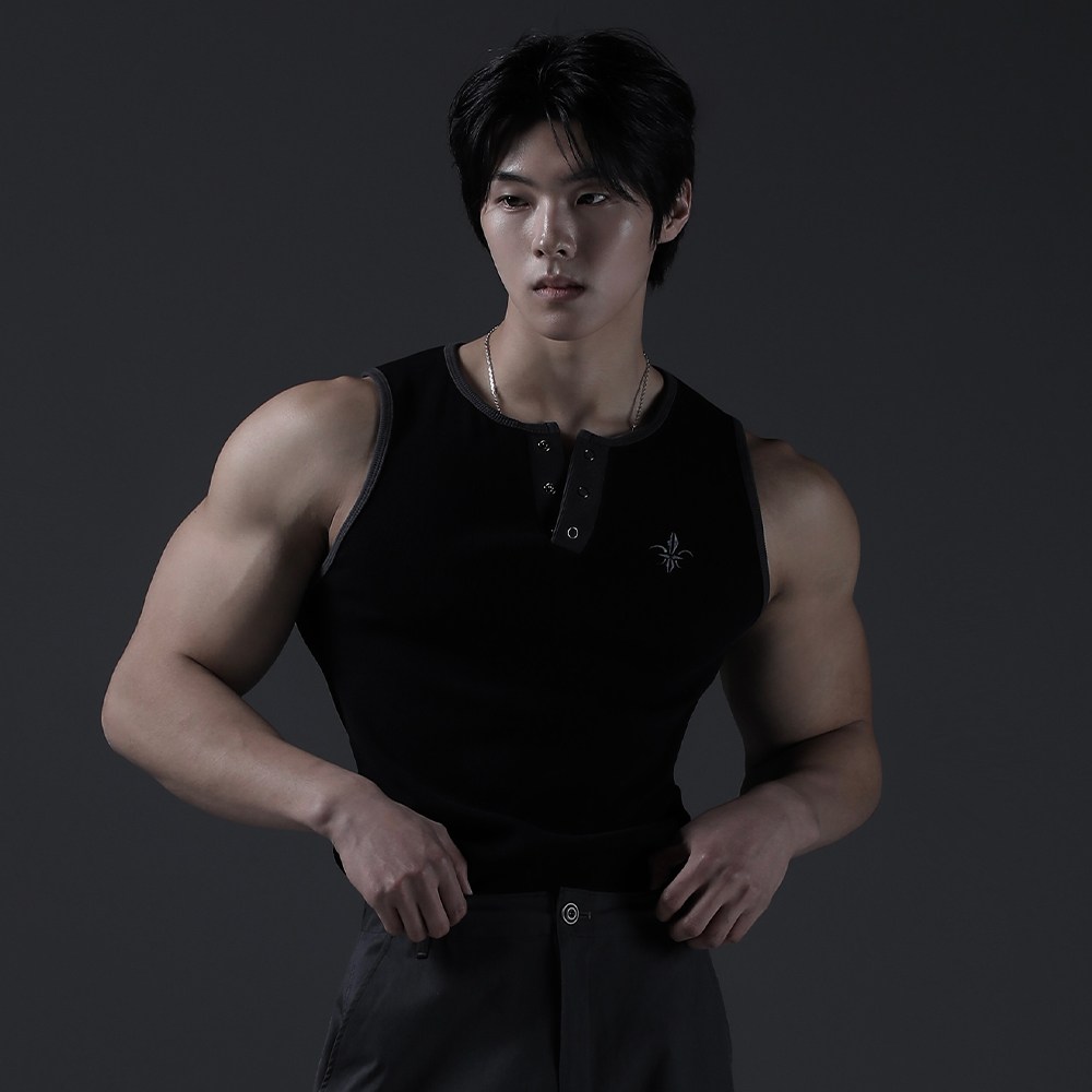 카미드 투톤 헨리넥 나시 머슬핏 슬리브리스 54,000원