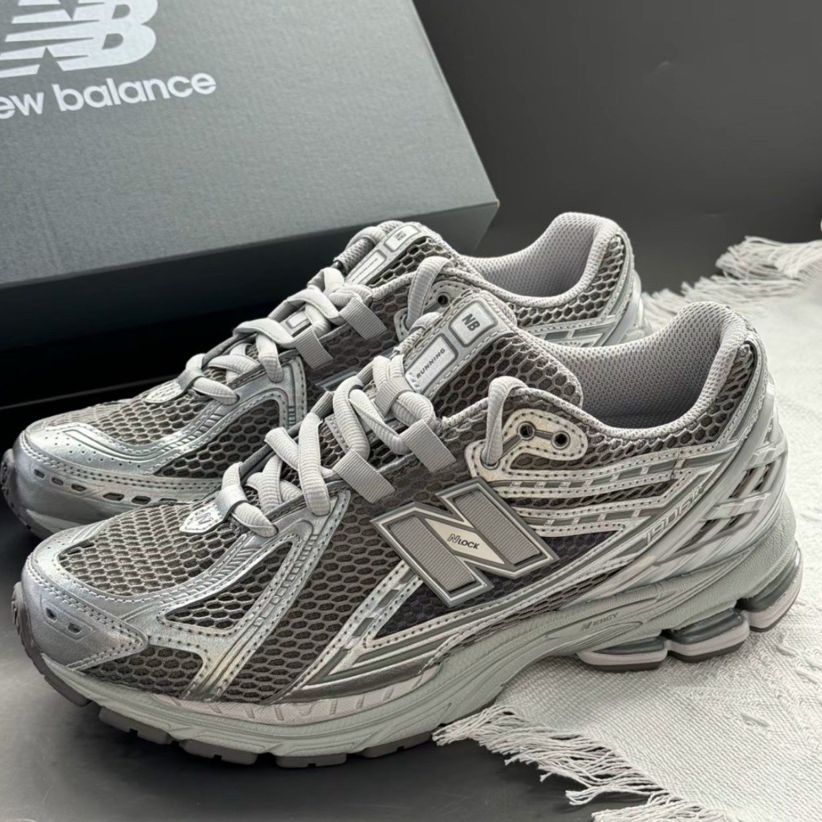 뉴발란스 1906r 실버 메탈릭 그레이 러닝화 키높이운동화 발볼넓은운동화 209,000원