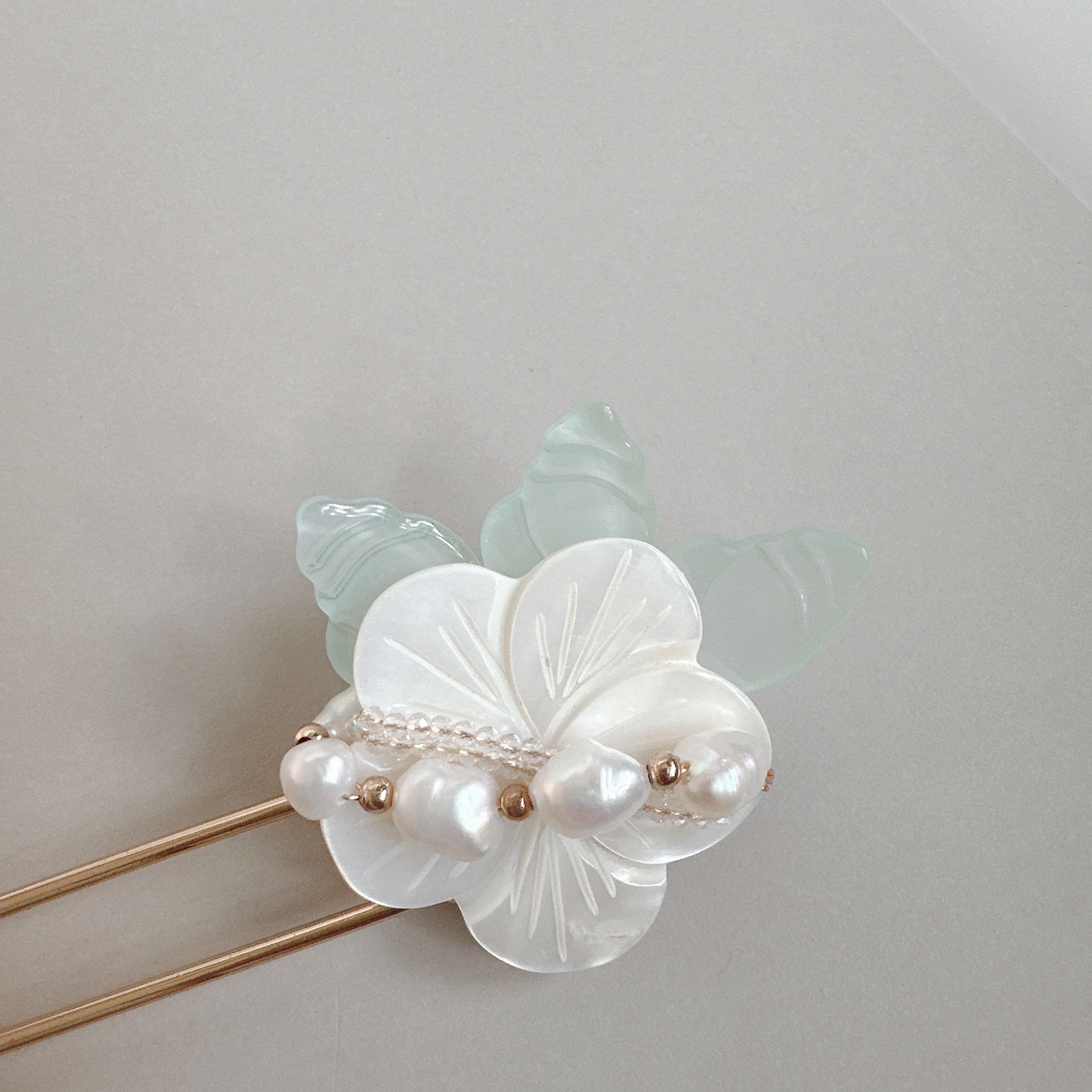 나연한복소품공방 핸드메이드 담수진주 큰사이즈 자개꽃 양면 전통 한복 뒤꽂이 옆꽂이 빗핀 헤어핀 비녀 25,900원