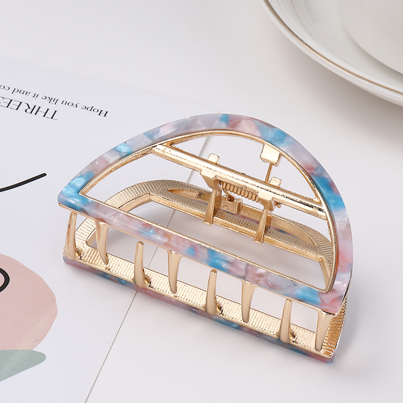 수스다 반달모양 프랑스 마블링 레오파드 메탈 프레임 반 올림머리 집게핀 6.8cm 4,350원