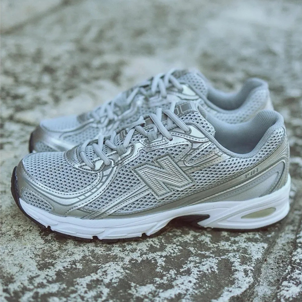 뉴발란스 여자 운동화 740 실버 런닝화 편한신발 데일리 스니커즈 굽있는운동화 키높이운동화 160,000원