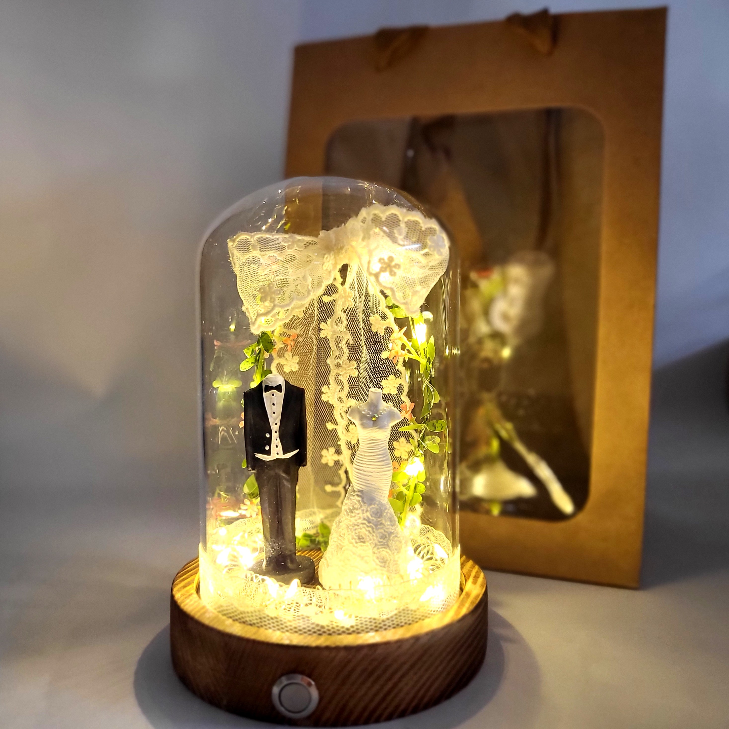 웨딩석고 블랙 신랑신부 유리돔 무드등 친구 결혼 축하 기념일 선물 [M] 쇼핑백포함, 블랙신랑신부 48,900원