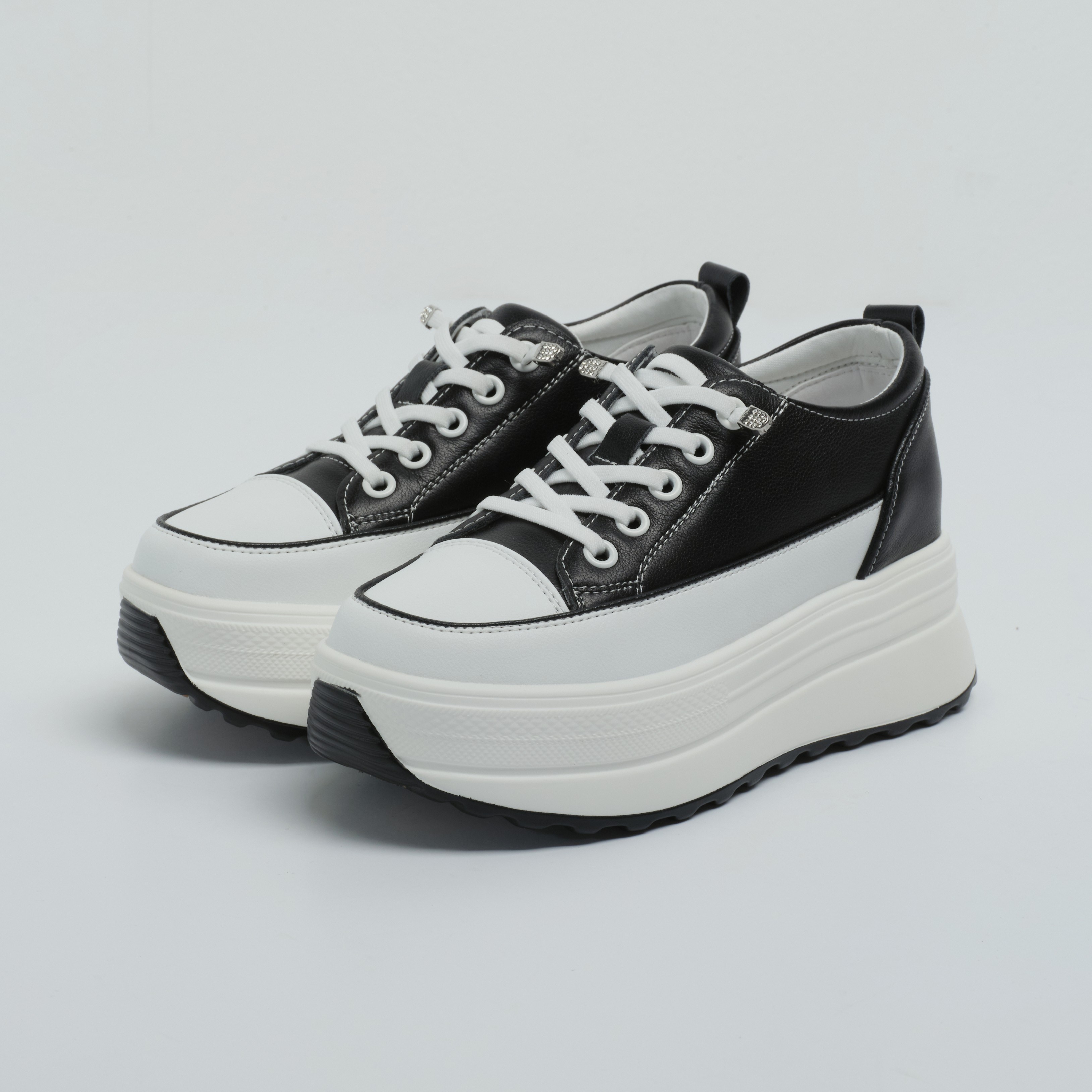 슈리오 여성 소가죽 논슬립 키높이 스니커즈 8cm 59,800원