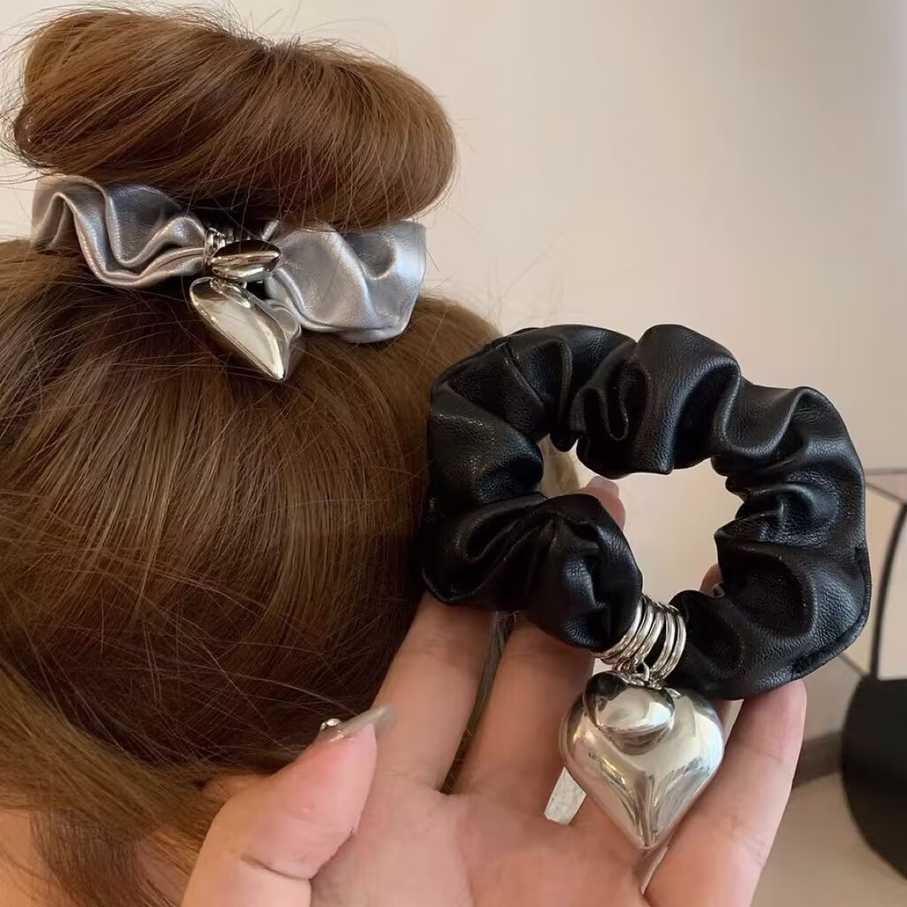 [2종 세트] PU가죽 은방울 하트 곱창밴드 7,800원