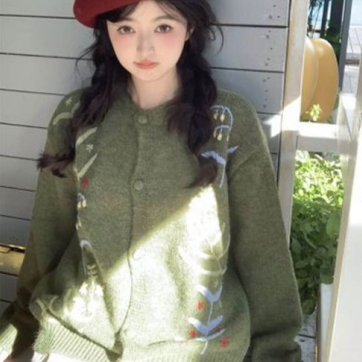 여성  플라워 자수 싸개단추 라운드 니트가디건 연베이지 47,400원