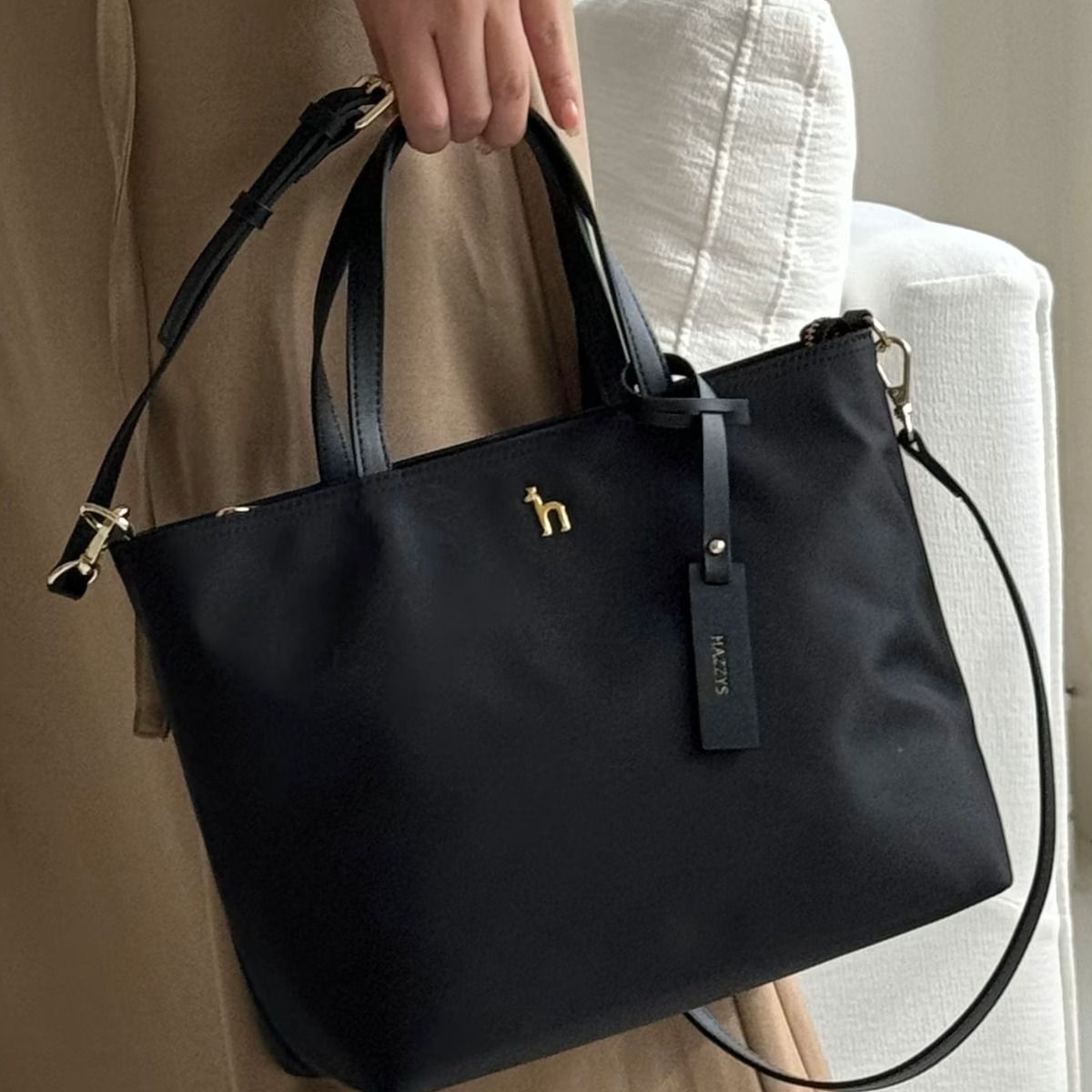 [판매1위] 헤지스 블랙 나일론 퍼피로고 토트겸 숄더백M (선물포장) 110,000원